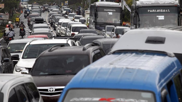 Sejumlah kendaraan melintas saat diberlakukan sistem satu arah menuju arah Jakarta di Jalan Raya Puncak, Kabupaten Bogor, Jawa Barat, Minggu (25/12/2022). Satlantas Polres Bogor memberlakukan sistem satu arah atau one way dari arah Jakarta di Jalan Raya Puncak dan belasan ribu kendaraan wisatawan yang ada di kawasan Puncak diprediksi akan kembali ke arah Jakarta hari mulai siang hari ini. ANTARA FOTO/Yulius Satria Wijaya/foc.