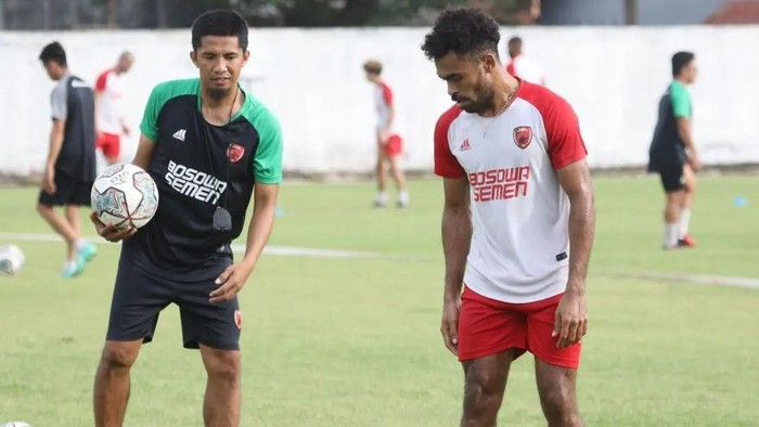 Asisten Pelatih PSM Makassar Ahmad Amiruddin memimpin latihan PSM di Stadion Kalegowa, Kabupaten Gowa, Sulsel.