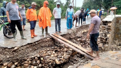 BPBD NTT saat meninjau dua lokasi terdampak banjir di wilayah Kabupaten Kupang.