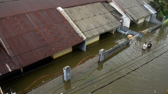 Kondisi rumah yang terendam banjir di Kecamatan Manggala, Makassar, Sulawesi Selatan, Minggu (25/12/2022). Curah hujan yang tinggi dalam beberapa hari membuat sungai dan waduk di kota Makassar meluap sehingga mengakibatkan ratusan rumah dan jalan terendam banjir. ANTARA FOTO/Abriawan Abhe/nym.