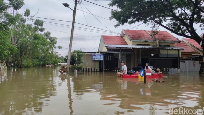 Data Badan Penanggulangan Bencana Daerah (BPBD) Makassar yang diperbarui Minggu (25/12/2022) pukul 14.00 Wita, banjir masih merendam sejumlah wilayah di Makassar. Tercatat ada 3 kecamatan yang terdampak yakni Kecamatan Manggala, Biringkanaya, dan Tamalanrea.