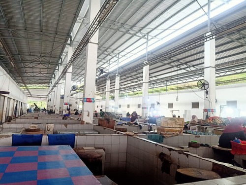 Banyak lapak kosong di Tempat Pelelangan Ikan (TPI) Labuan Bajo gegara terbatasnya pasokan ikan dari nelayan akibat cuaca buruk. (Ambrosius Ardin)