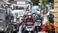 Sejumlah kendaraan wisatawan melintas di kawasan Gadog, Puncak, Kabupaten Bogor, Jawa Barat, Minggu (25/12/2022).