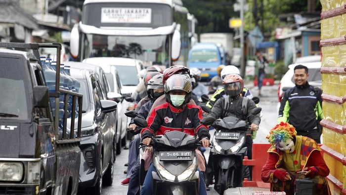 Pada libur Natal ini, jalur wisata Puncak Bogor ramai lancar. Pengamanan juga diperketat.