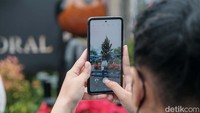 Mereka berswafoto usai melaksanakan Misa Natal.