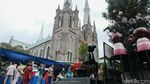 Dekorasi Natal di Gereja Katedral Jadi Tempat Swafoto
