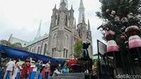 Tahun ini, dekorasi pohon cemara hingga ondel-ondel menghiasi suasana Natal di Katedral.