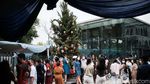 Dekorasi Natal di Gereja Katedral Jadi Tempat Swafoto