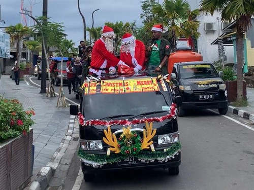 Dua Sinterklas berkeliling Kota Labuan Bajo bersama OMK dan Umat Paroki Roh Kudus Labuan Bajo, Minggu (25/12/2022). (Ambrosius Ardin)