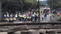 Tampak warga melihat truk tangki yang meledak usai api padam.