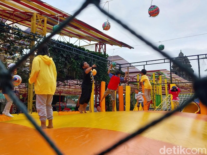 Saat datang ke Kota Batu, Anda bisa mencoba masuk ke Eco Green Park yang berada di Jalan Oro-oro Ombo, Nomor 9A, Kelurahan Sisir, Kecamatan Batu.