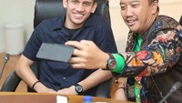 Jasanya membela Indonesia melalui speak bola diapresiasi oleh mantan Menpora Imam Nahrawi. Dirinya dijamu makan siang di ruangan kerja Menteri Pemuda dan Olahraga tersebut. Foto: Instagram/egymaulanavikri