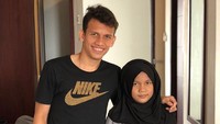Dirinya cukup dekat dan hangat dengan adik perempuannya. Saat adiknya berulang tahun, Egy memberikan pelukan hangat dan kue cokelat. Foto: Instagram/egymaulanavikri