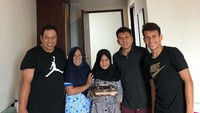 Walaupun sibuk membela timnas, Egy Maulana selalu menyempatkan waktu bersama keluarga. Terutama ketika ada anggota keluarga yang berulang tahun. Foto: Instagram/egymaulanavikri