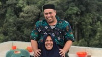 Egy Maulana juga sosok yang begitu mencintai kedua orang tuanya. Pergi mengajak keluarganya kulineran, ia menuliskan pesan menyentuh yang menyebut orang tuanya adalah surga baginya. Foto: Instagram/egymaulanavikri