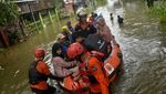 Evakuasi Jenazah Korban Banjir di Makassar
