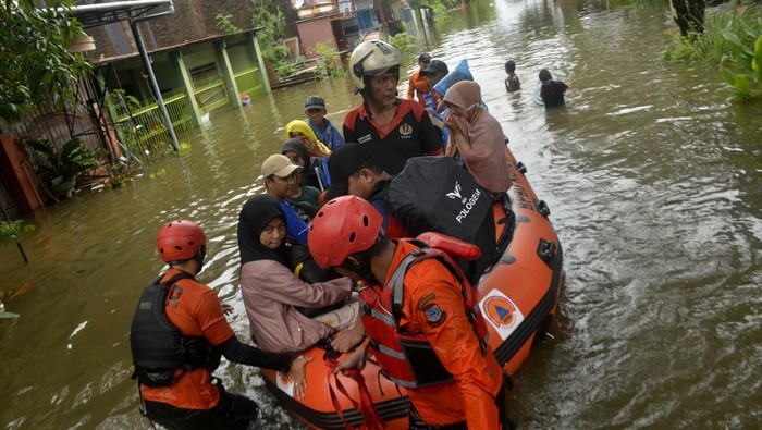 Evakuasi Jenazah Korban Banjir di Makassar Tim SAR gabungan mengevakuasi warga korban terdampak banjir dengan menggunakan perahu karet di Perumahan Antang, Makassar, Sulawesi Selatan, Minggu (25/12/2022). Ratusan warga terdampak banjir di Makassar mengungsi ke tempat aman karena rumah mereka terendam dengan ketinggian satu hingga dua meter. ANTARA FOTO/Abriawan Abhe/nym.