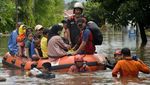 Evakuasi Jenazah Korban Banjir di Makassar