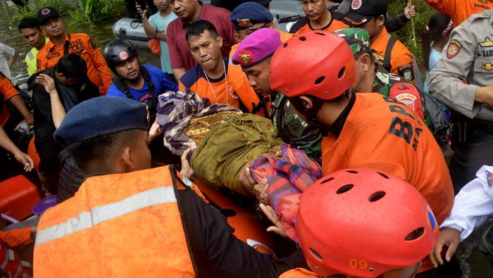 Evakuasi Jenazah Korban Banjir di Makassar Tim SAR gabungan mengevakuasi warga korban terdampak banjir dengan menggunakan perahu karet di Perumahan Antang, Makassar, Sulawesi Selatan, Minggu (25/12/2022). Ratusan warga terdampak banjir di Makassar mengungsi ke tempat aman karena rumah mereka terendam dengan ketinggian satu hingga dua meter. ANTARA FOTO/Abriawan Abhe/nym.