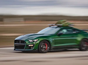 Ford Mustang Melesat 308 Km/jam untuk Curi Pohon Natal