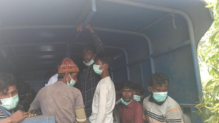 Imigran Rohingya saat dipindahkan ke lokasi penampungan. (Agus Setyadi/detikSumut)