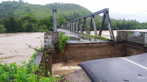 Jembatan Kapsali di Wilayah RT 08, Dusun 02, Desa Manubelon, Kecamatan Amfoang Barat Daya, Kabupaten Kupang, NTT nyaris putus akibat hujan deras (Ist).