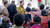 Presiden Joko Widodo (keempat kiri) didampingi Wali Kota Bogor Bima Arya Sugiarto (kedua kiri) menyapa umat Kristiani di GPIB Zebaoth Bogor, Jawa Barat, Minggu (25/12/2022). 
