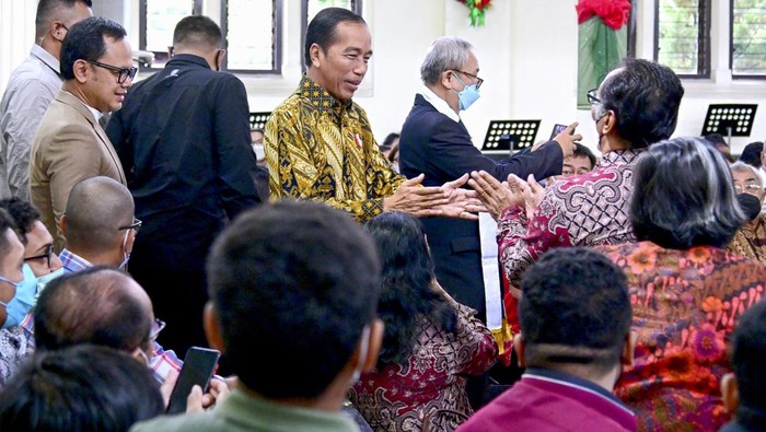 Presiden Joko Widodo memberikan sambutan di GPIB Zebaoth Bogor, Jawa Barat, Minggu (25/12/2022). Presiden Joko Widodo mengunjungi sejumlah gereja yang ada di Kota Bogor untuk meninjau secara langsung perayaan Natal sekaligus mengucapkan selamat Natal kepada para umat Kristiani yang sedang melakukan peribadatan. ANTARA FOTO/Biro Pers Setpres/Muchils Jr/sgd/foc.