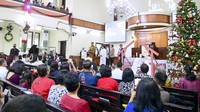 Presiden Joko Widodo mengunjungi sejumlah gereja yang ada di Kota Bogor untuk meninjau secara langsung perayaan Natal sekaligus mengucapkan selamat Natal kepada para umat Kristiani yang sedang melakukan peribadatan.