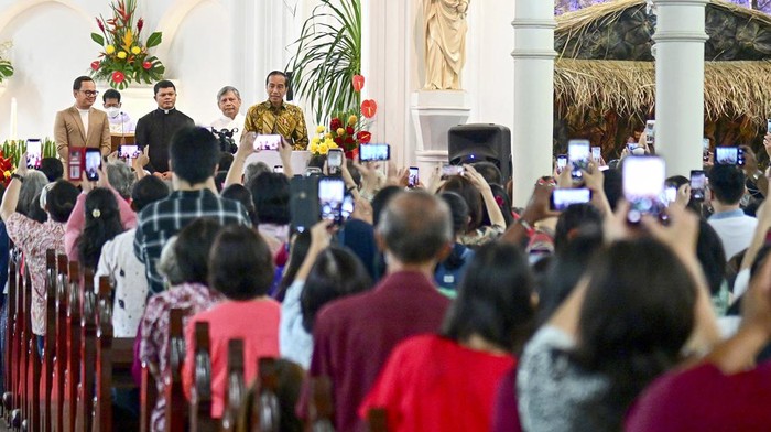 Presiden Joko Widodo memberikan sambutan di GPIB Zebaoth Bogor, Jawa Barat, Minggu (25/12/2022). Presiden Joko Widodo mengunjungi sejumlah gereja yang ada di Kota Bogor untuk meninjau secara langsung perayaan Natal sekaligus mengucapkan selamat Natal kepada para umat Kristiani yang sedang melakukan peribadatan. ANTARA FOTO/Biro Pers Setpres/Muchils Jr/sgd/foc.