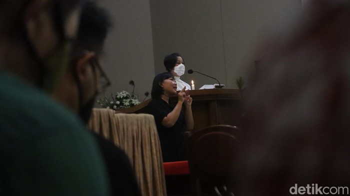 Juru bahasa isyarat di Gereja Katedral Bandung