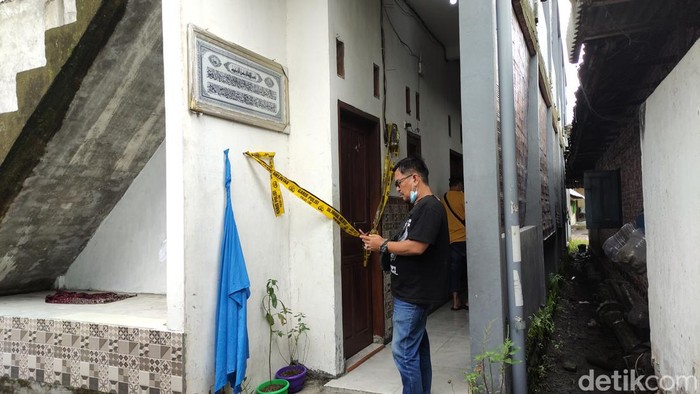 Kamar kos wanita yang ditemukan bugil dengan tangan dan kaki terikat di kamar kos di Sidoarjo