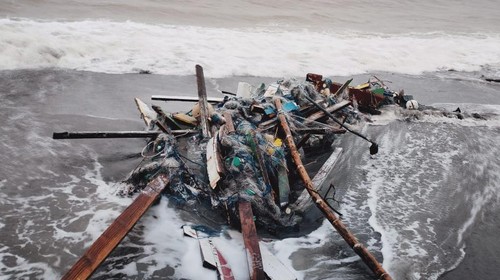 Kapal motor nelayan di Desa Soliu, Kecamatan Amfoang Barat Laut, Kabupaten Kupang, Nusa Tenggara Timur (NTT), hancur dihantam gelombang laut, Minggu (25/12/2022).