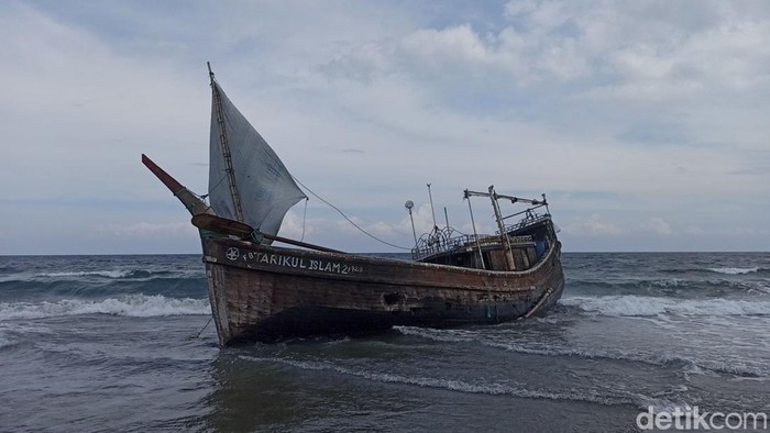 Kapal yang digunakan imigran Rohingya yang terdampar di Aceh Besar. (Agus Setyadi/detikSumut)