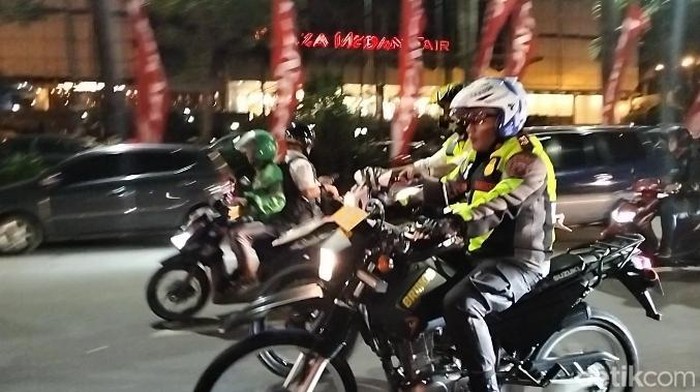 Kapolda Sumut Irjen Panca Putra naik trail mengecek perayaan misa malam Natal.  (Datuk Haris Molana/detikSumut)