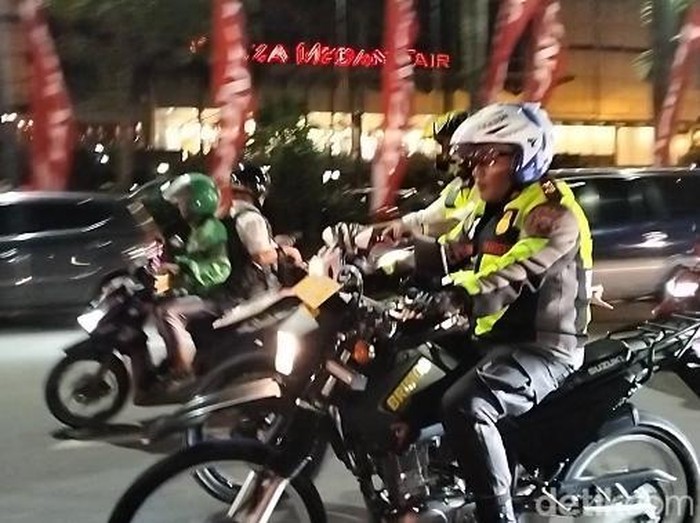 Kapolda Sumut Irjen Panca Putra naik trail mengecek perayaan misa malam Natal.  (Datuk Haris Molana/detikSumut)