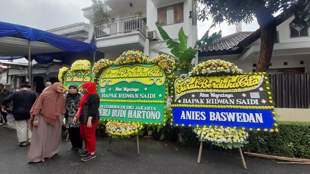 Karangan bunga berjejer di rumah duka Ridwan Saidi