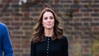 Kate Middleton juga tampil santai dengan atasan hitam dan rok merah. Foto: POOL/AFP via Getty Images/HEATHCLIFF OMALLEY