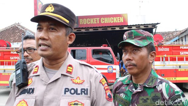 Kebakaran di rumah makan Rocket Chicken di Kunduran, Blora, Minggu (25/12/2022).
