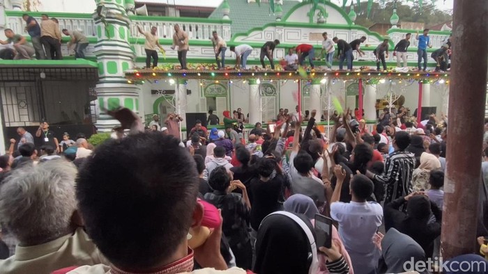 Kegiatan serak gula pasar di Padang, Sumbar Kegiatan serak gula pasar di Padang, Sumbar. (Jeka Kampai/detikSumut)