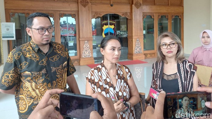 Kerabat Keraton Kasunanan Solo melaporkan dugaan penodongan senpi ke Mapolresta Solo, Minggu (25/12/2022).