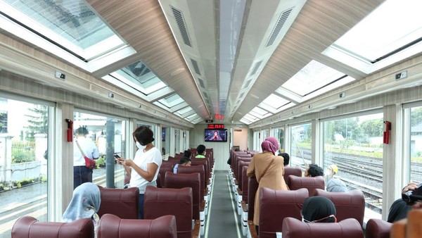 Kereta panoramic sendiri tidak beroperasi secara khusus, melainkan dirangkaikan pada kereta api Taksaka Tambahan (Gambir-Yogyakarta PP) dan hanya hingga tanggal 8 Januari 2023. Tiketnya Rp 1 juta sekali jalan. (dok. PT KAI Daop 6 Jogja)