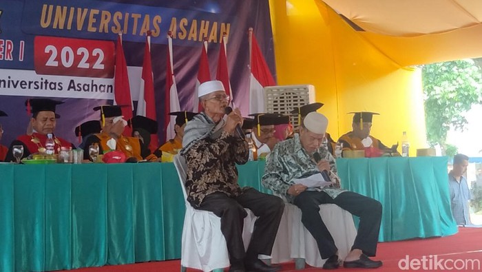 Khalid Batara dan Mahyudin Siregar menampilkan Sinandong Asahan dalam acara wisuda di Universitas Asahan. (Perdana Ramadhan/detikSumut)