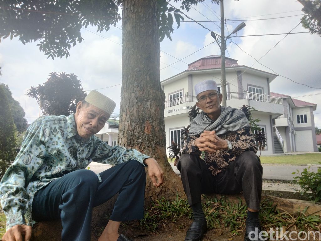 Khalid Batara dan Mahyudin Siregar tetua yang masih semangat melestarikan Sinandong Asahan. (Perdana Ramadhan/detikSumut)