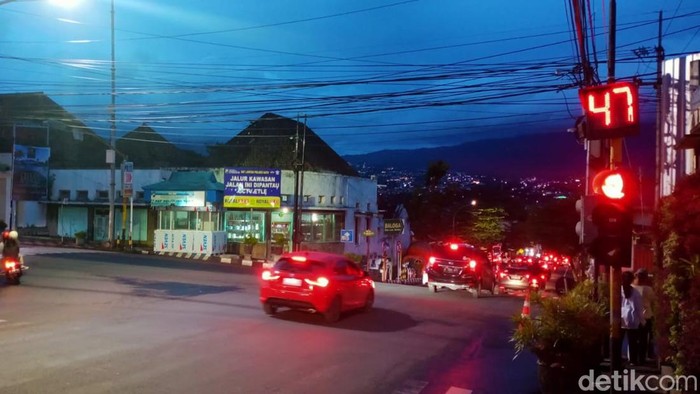 Momen Nataru berpengaruh pada kepadatan arus lalu lintas di Kota Batu. Sebab, jumlah kendaraan yang keluar masuk Kota Batu terus meningkat.