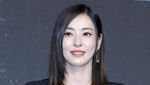 Jatuh Cinta dengan Senyum Manis Lee Da Hee di Jumpa Pers Island