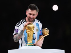 Messi sukses bawa Argentina juara Piala Dunia 2022 kemarin. Penghargaan individu tersebut pun jadi koleksi ketujuhnya (Getty Images)