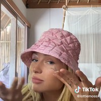 Aku tidak bisa banyak berkata tentang semalam, di samping faktanya ini bisa terjadi tanpa dilakukan. Tapi aku tidak peduli, kami akan belajar untuk menyukainya, dunia juga belajar untuk menyukai ini, dan ibuku juga akan belajar menyukai ini, begitu harapanku, ungkap Lottie di TikTok-nya.  Jangan minum alkohol, nak! tambahnya lagi. Foto: dok. TikTok