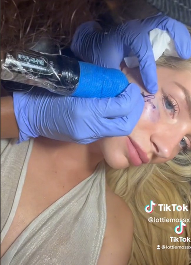 Proses bikin tatonya itu sempat divideokan di TikTok-nya. Dalam video tersebut, Lottie tampak percaya diri dan yakin dengan keputusannya. Foto: dok. TikTok.