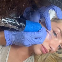 Proses bikin tatonya itu sempat divideokan di TikTok-nya. Dalam video tersebut, Lottie tampak percaya diri dan yakin dengan keputusannya. Foto: dok. TikTok.